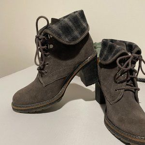 White Mountian Ankle Boots 6M Charcoal Suede Block Heel Lace Up Fold Over